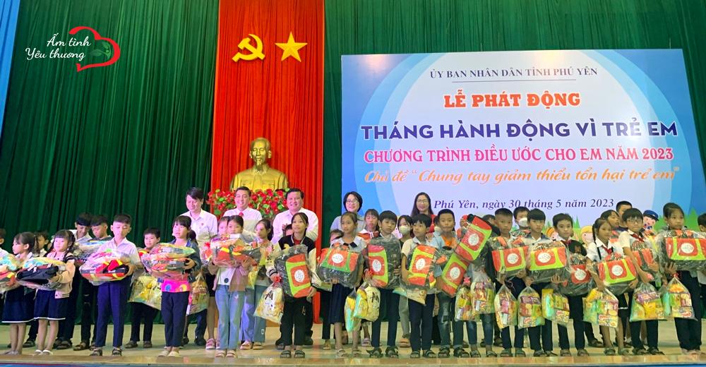 CLB THIỆN NGUYỆN ẤM TÌNH YÊU THƯƠNG TRAO TẶNG NHÀ TÌNH NGHĨA CHO NẠN NHÂN CHẤT ĐỘC DA CAM TỈNH BẠC LIÊU