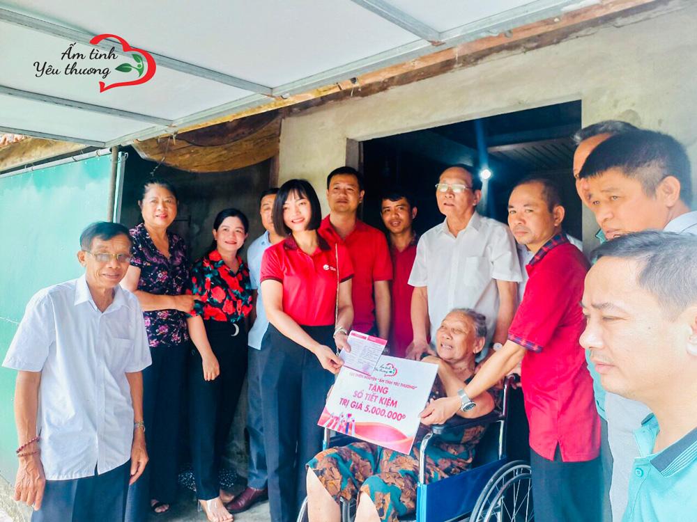 CLB THIỆN NGUYỆN ẤM TÌNH YÊU THƯƠNG TRAO TẶNG SỔ TIẾT KIỆM CHO 6 GIA ĐÌNH THƯƠNG BINH LIỆT SĨ TẠI TỈNH NGHỆ AN