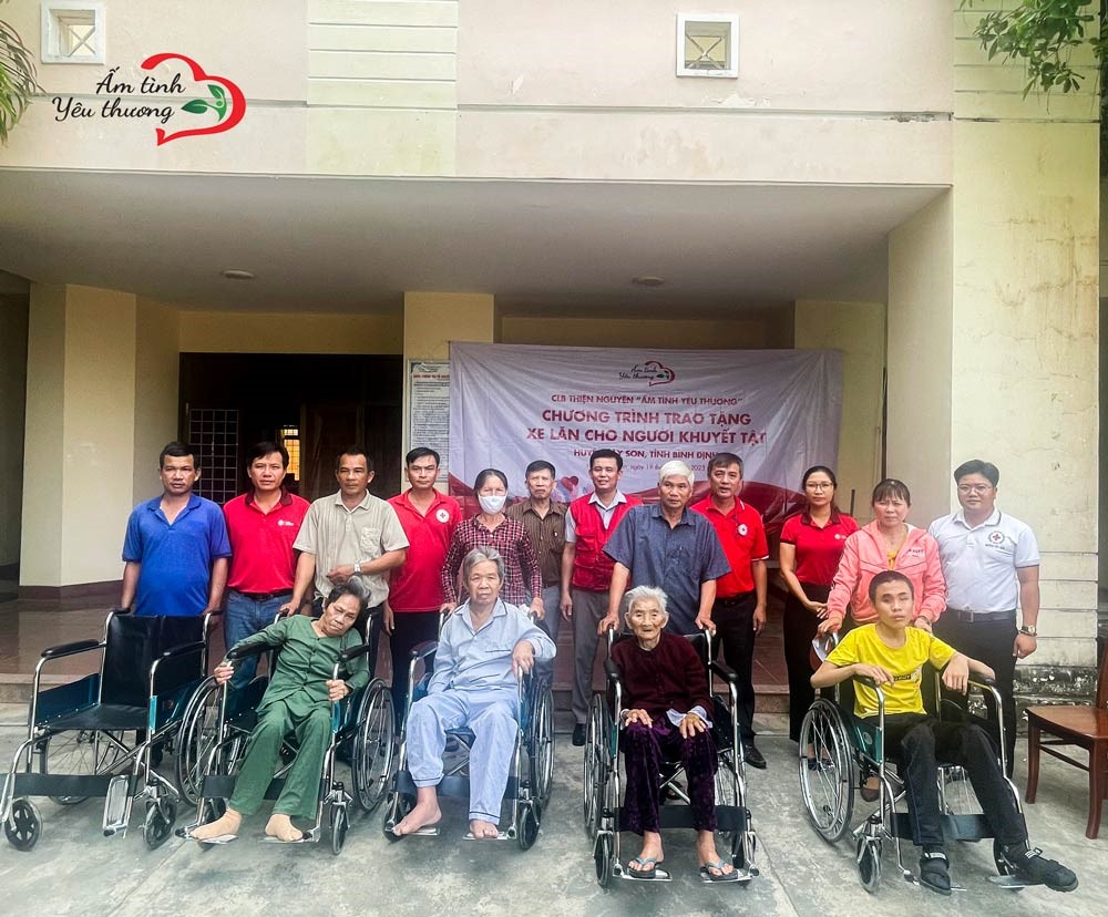 CLB THIỆN NGUYỆN ẤM TÌNH YÊU THƯƠNG TRAO TẶNG XE LĂN CHO NGƯỜI KHUYẾT TẬT TỈNH BÌNH ĐỊNH