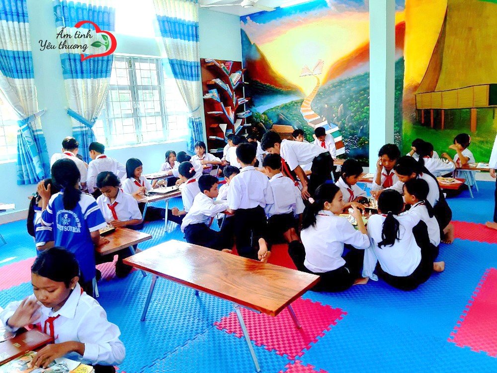 CLB THIỆN NGUYỆN ẤM TÌNH YÊU THƯƠNG TÀI TRỢ NÂNG CẤP THƯ VIỆN TRƯỜNG PTDTNT SƠN HÒA