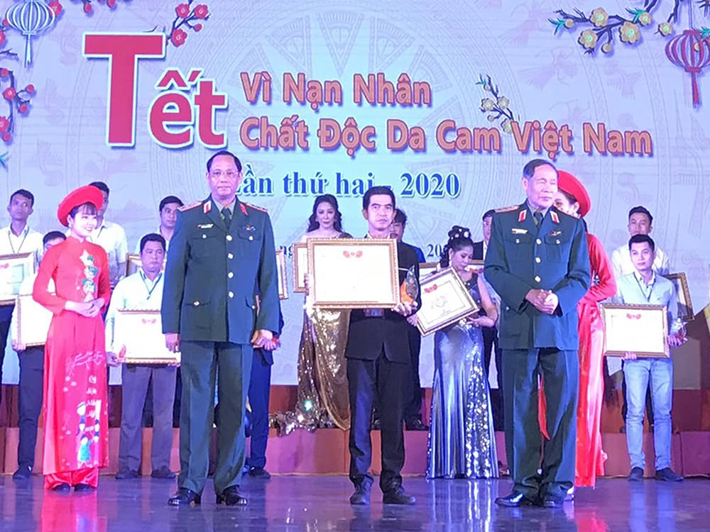 CÔNG TY SCC NHẬN BẰNG TRI ÂN TẤM LÒNG VÀNG VÌ NẠN NHÂN CHẤT ĐỘC DA CAM