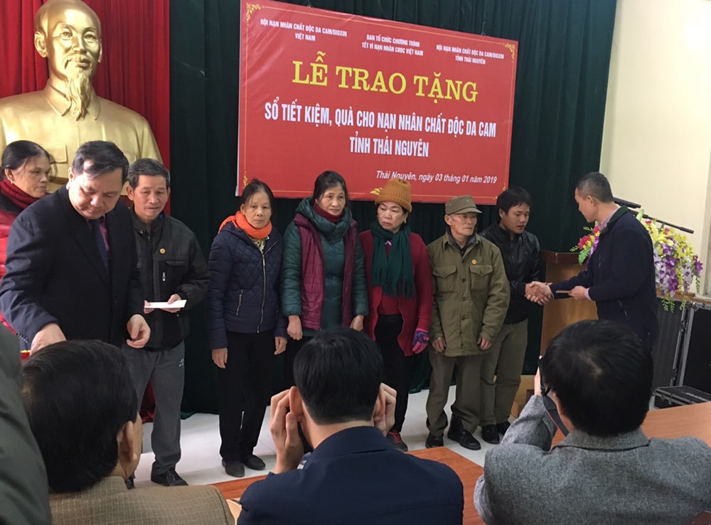 CÔNG TY SCC TẶNG QUÀ TẾT CHO NẠN NHÂN CHẤT ĐỘC MÀU DA CAM TẠI THÁI NGUYÊN VÀ HẢI DƯƠNG